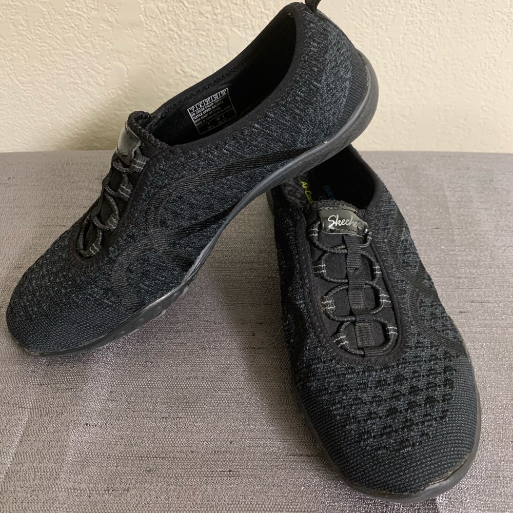Memory foam laceless tennis shoes